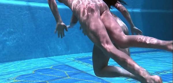trendsJessica and Lindsay swim naked in the pool